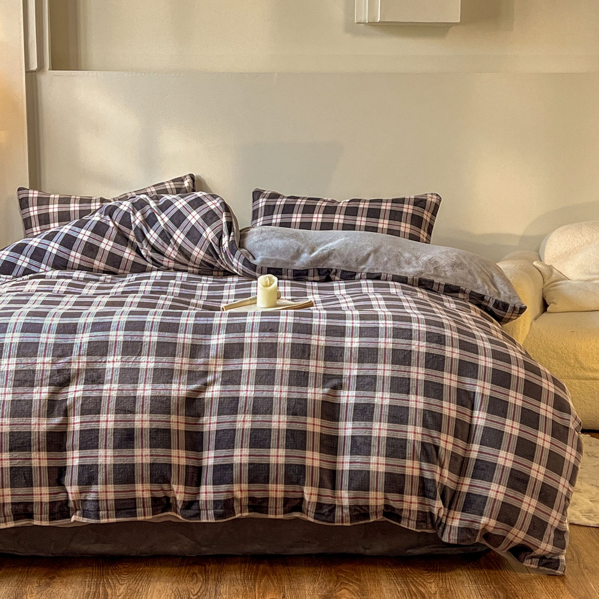 91家纺网 家纺一手货源 找家纺 思诺羽床笠 2025新款加厚牛奶绒印花四件套 格棕