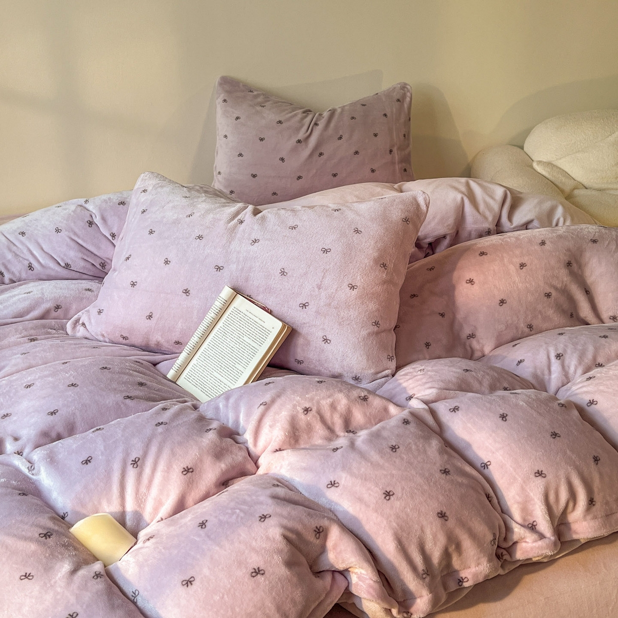 91家纺网 家纺一手货源 找家纺 思诺羽床笠 2025新款加厚牛奶绒印花四件套 紫蝶