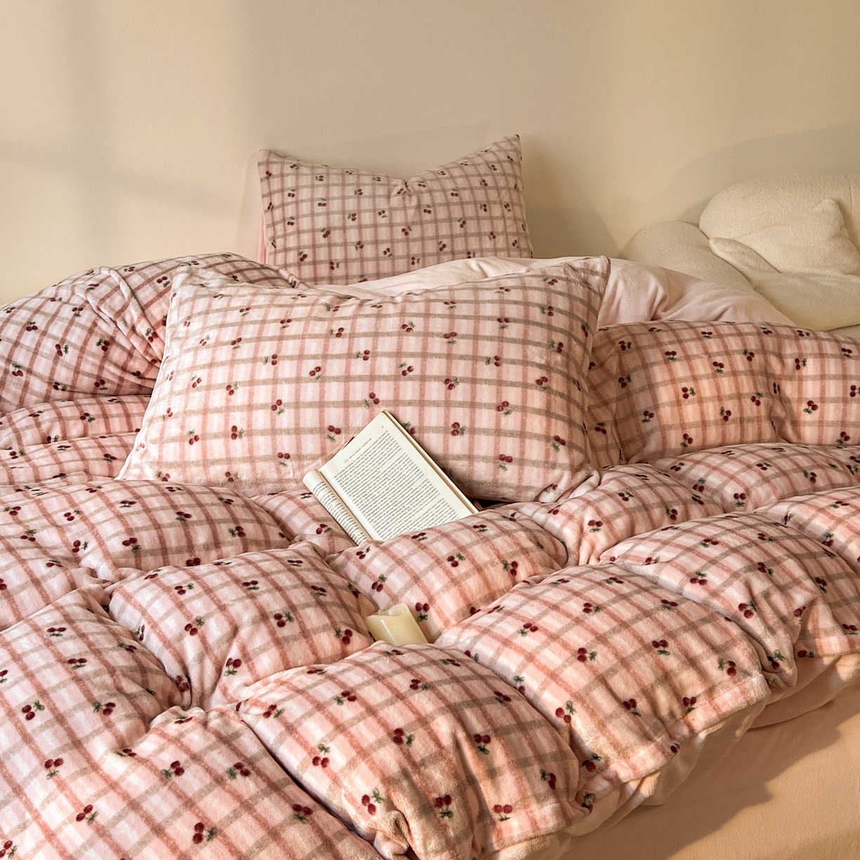 91家纺网 家纺一手货源 找家纺 思诺羽床笠 2025新款加厚牛奶绒印花四件套 樱语