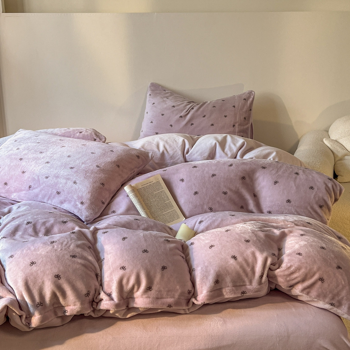 91家纺网 家纺一手货源 找家纺 思诺羽床笠 2025新款加厚牛奶绒印花四件套 紫蝶