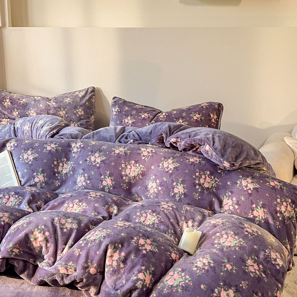 91家纺网 家纺一手货源 找家纺 思诺羽床笠 2025新款加厚牛奶绒印花四件套 紫韵