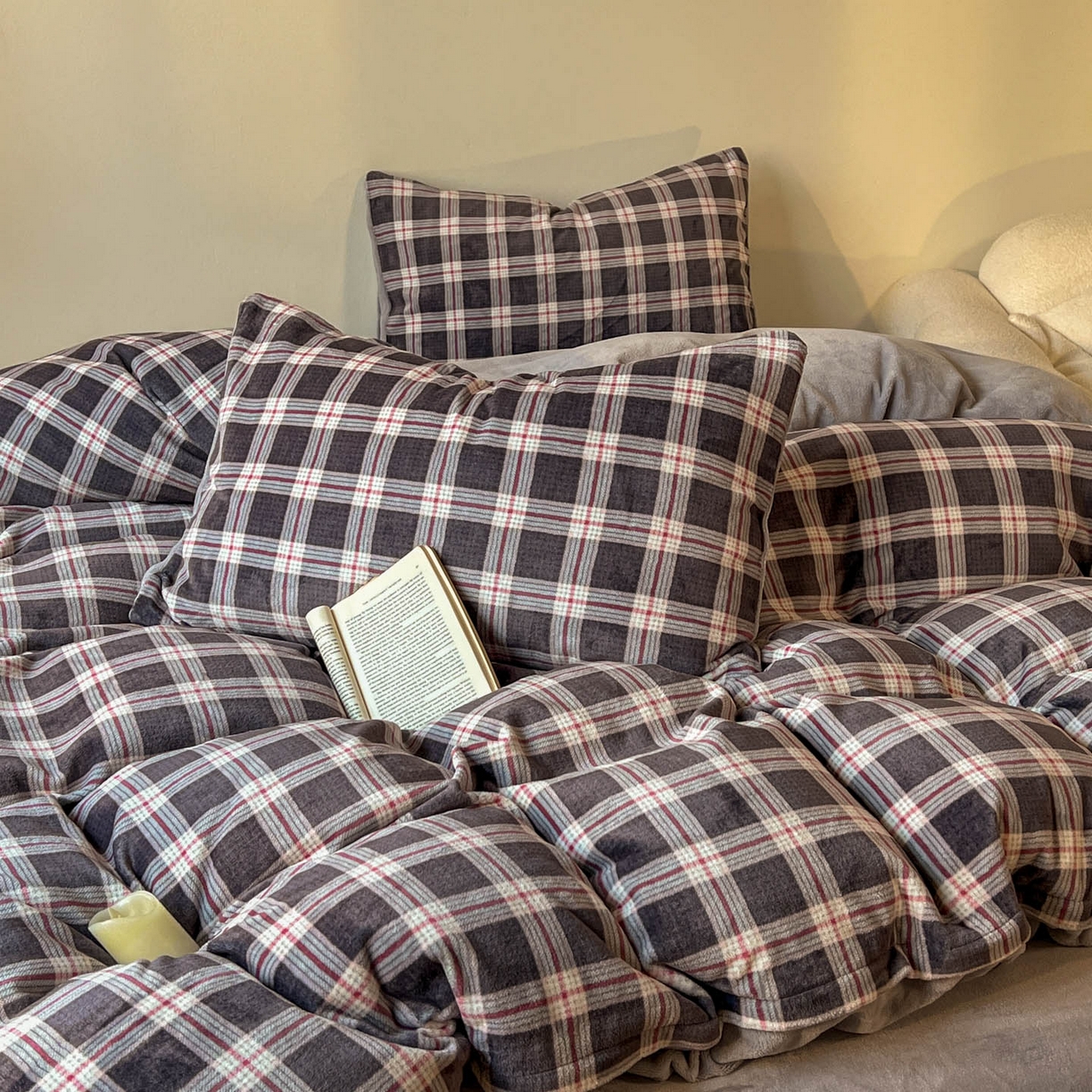 91家纺网 家纺一手货源 找家纺 思诺羽床笠 2025新款加厚牛奶绒印花四件套 格棕