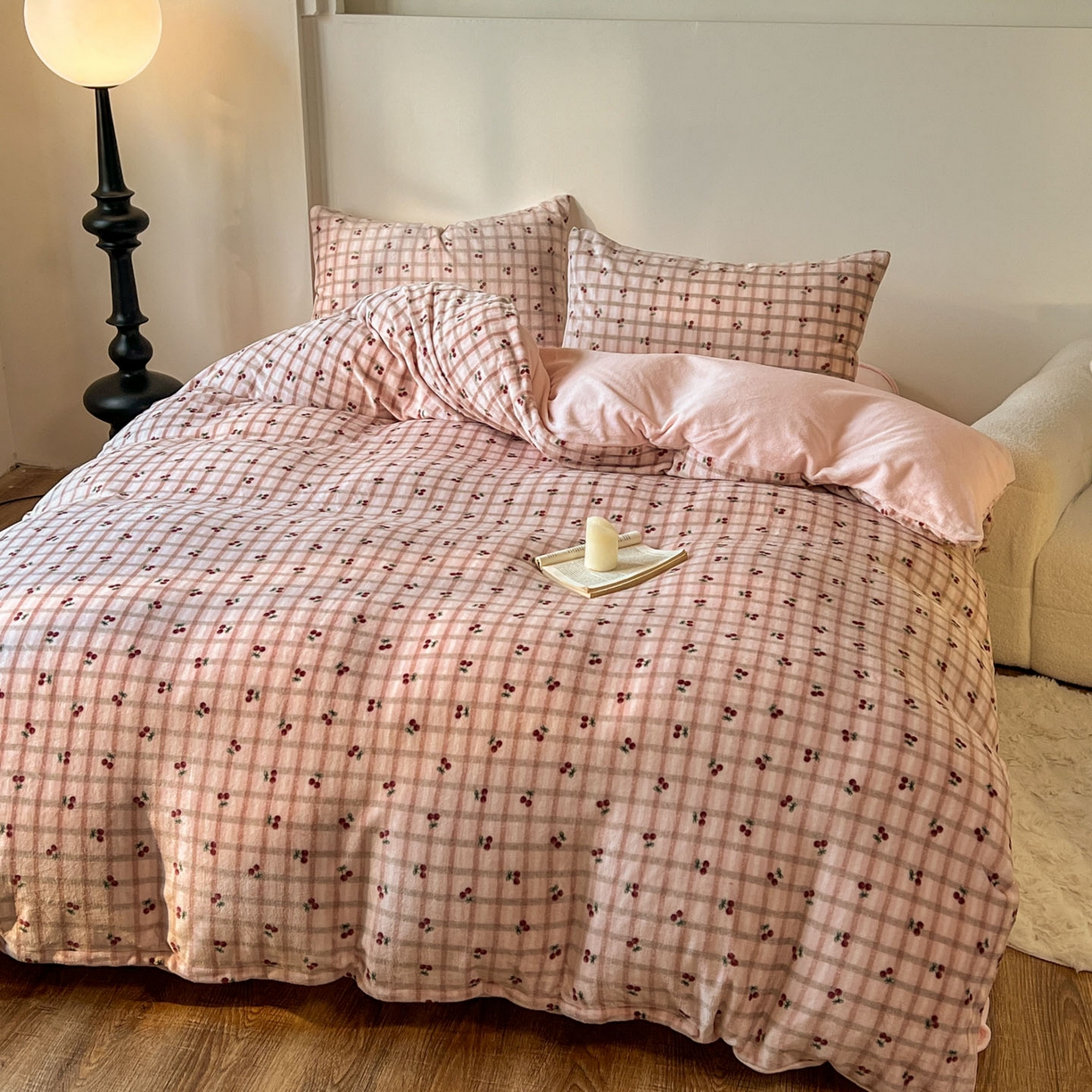 91家纺网 家纺一手货源 找家纺 思诺羽床笠 2025新款加厚牛奶绒印花四件套 樱语