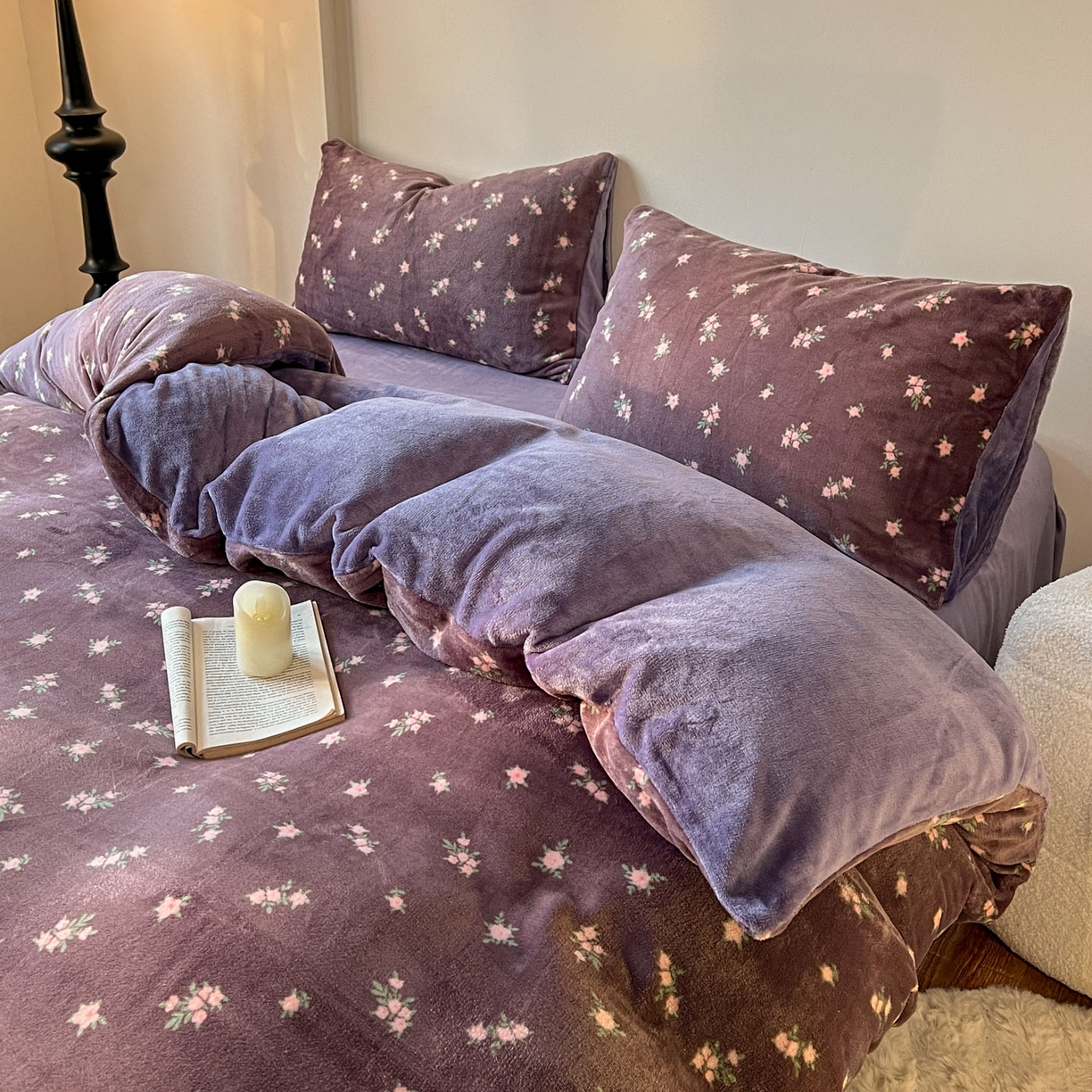 91家纺网 家纺一手货源 找家纺 思诺羽床笠 2025新款加厚牛奶绒印花四件套 紫花绒梦