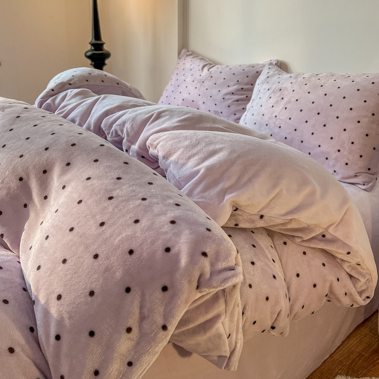 91家纺网 家纺一手货源 找家纺 思诺羽床笠 2025新款加厚牛奶绒印花四件套 绒点