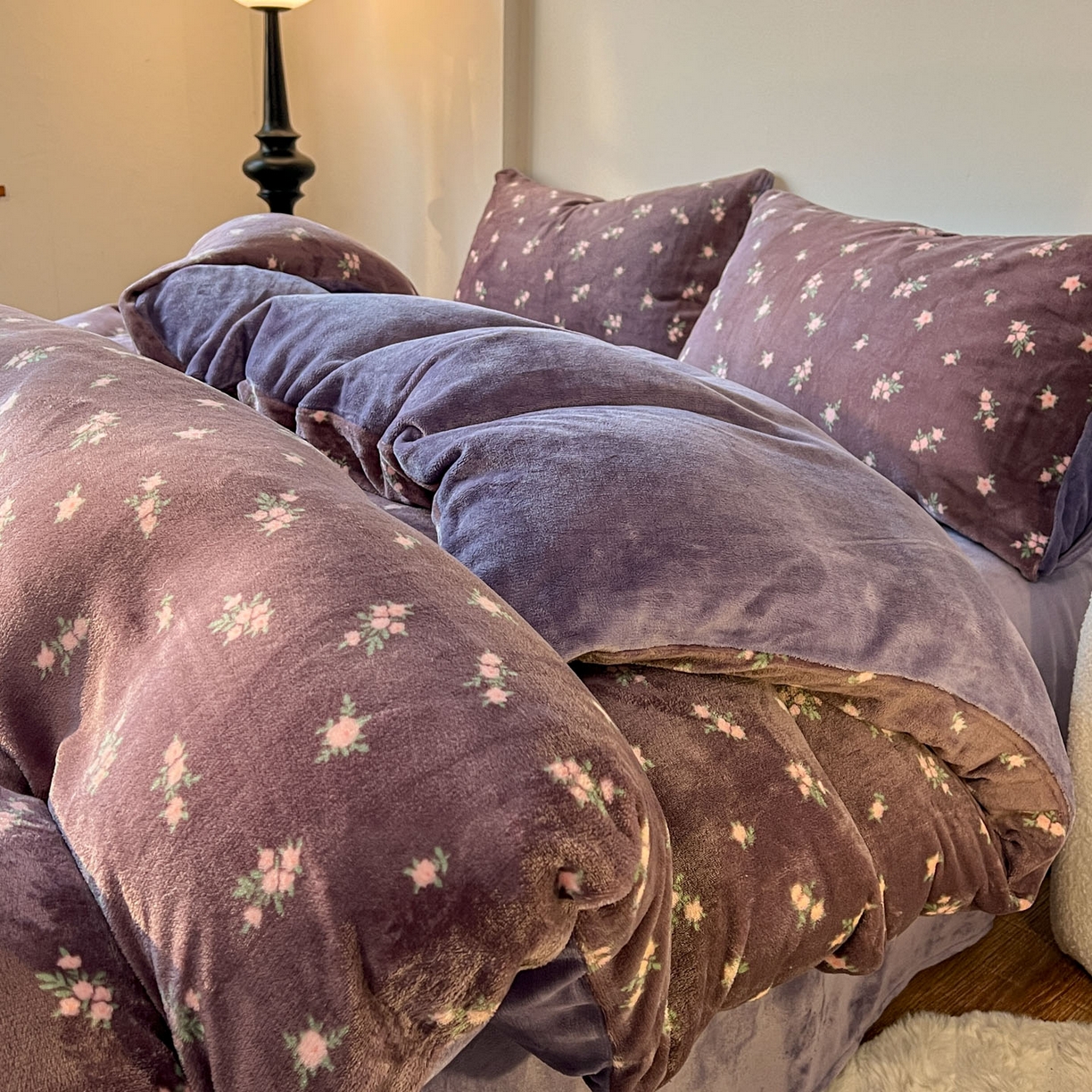 91家纺网 家纺一手货源 找家纺 思诺羽床笠 2025新款加厚牛奶绒印花四件套 紫花绒梦