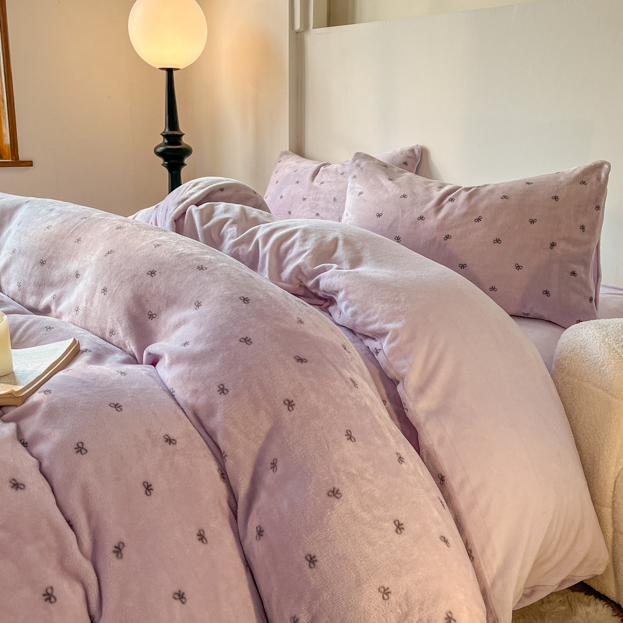 91家纺网 家纺一手货源 找家纺 思诺羽床笠 2025新款加厚牛奶绒印花四件套 紫蝶