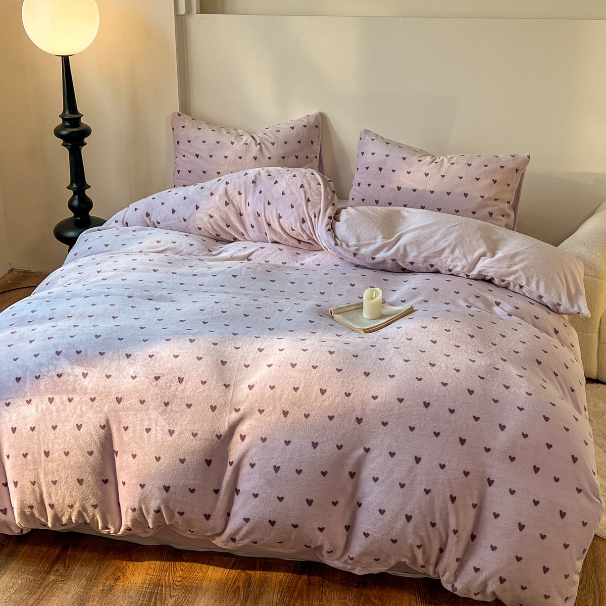 91家纺网 家纺一手货源 找家纺 思诺羽床笠 2025新款加厚牛奶绒印花四件套 紫爱心