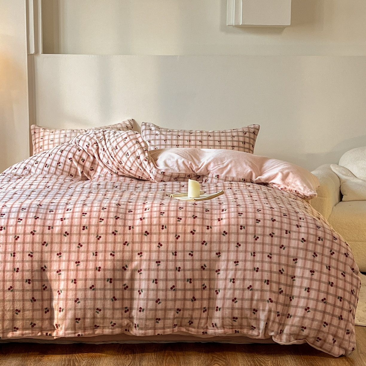 91家纺网 家纺一手货源 找家纺 思诺羽床笠 2025新款加厚牛奶绒印花四件套 樱语