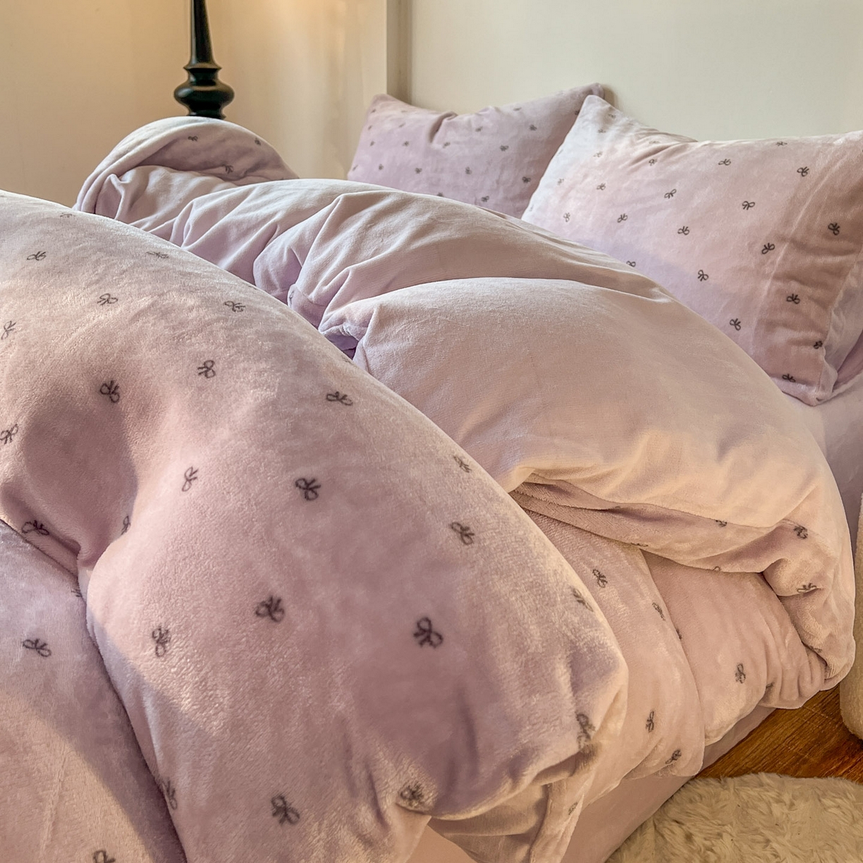 91家纺网 家纺一手货源 找家纺 思诺羽床笠 2025新款加厚牛奶绒印花四件套 紫蝶