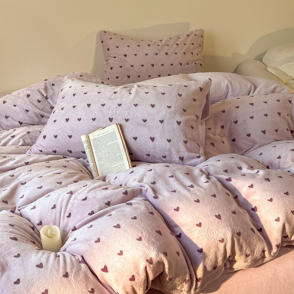 91家纺网 家纺一手货源 找家纺 思诺羽床笠 2025新款加厚牛奶绒印花四件套 紫爱心
