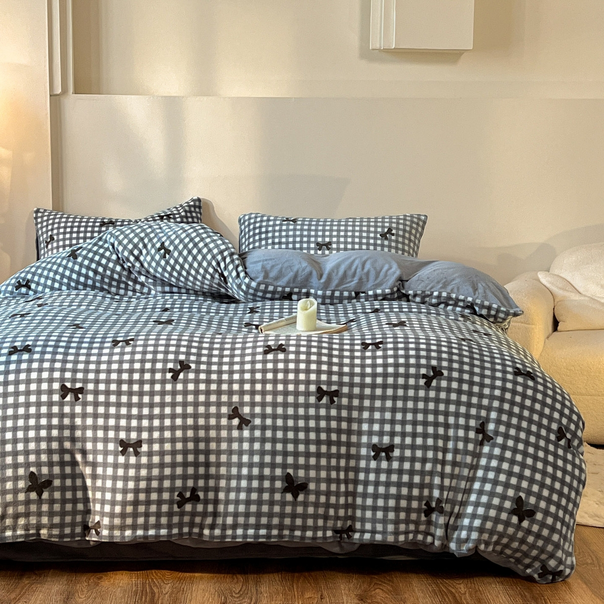 91家纺网 家纺一手货源 找家纺 思诺羽床笠 2025新款加厚牛奶绒印花四件套 绒格蝶梦