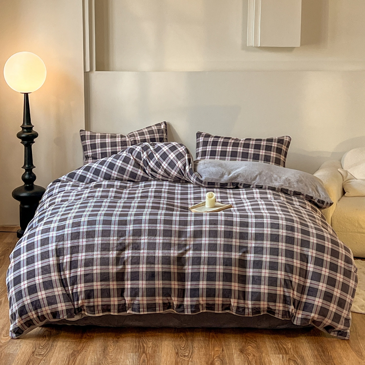 91家纺网 家纺一手货源 找家纺 思诺羽床笠 2025新款加厚牛奶绒印花四件套 格棕