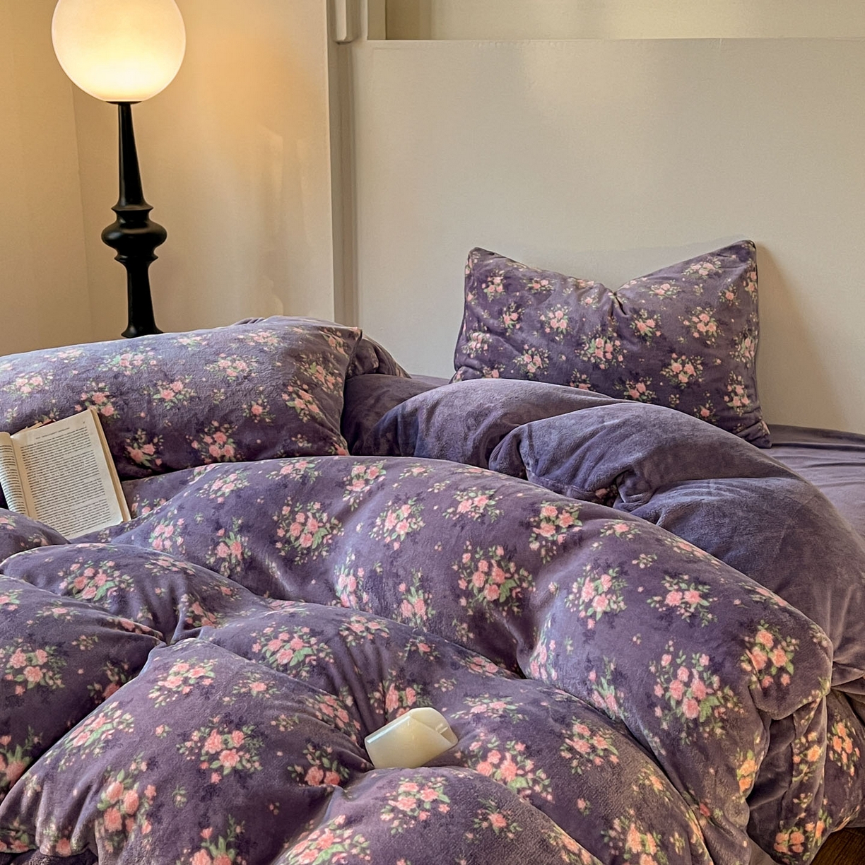 91家纺网 家纺一手货源 找家纺 思诺羽床笠 2025新款加厚牛奶绒印花四件套 紫韵