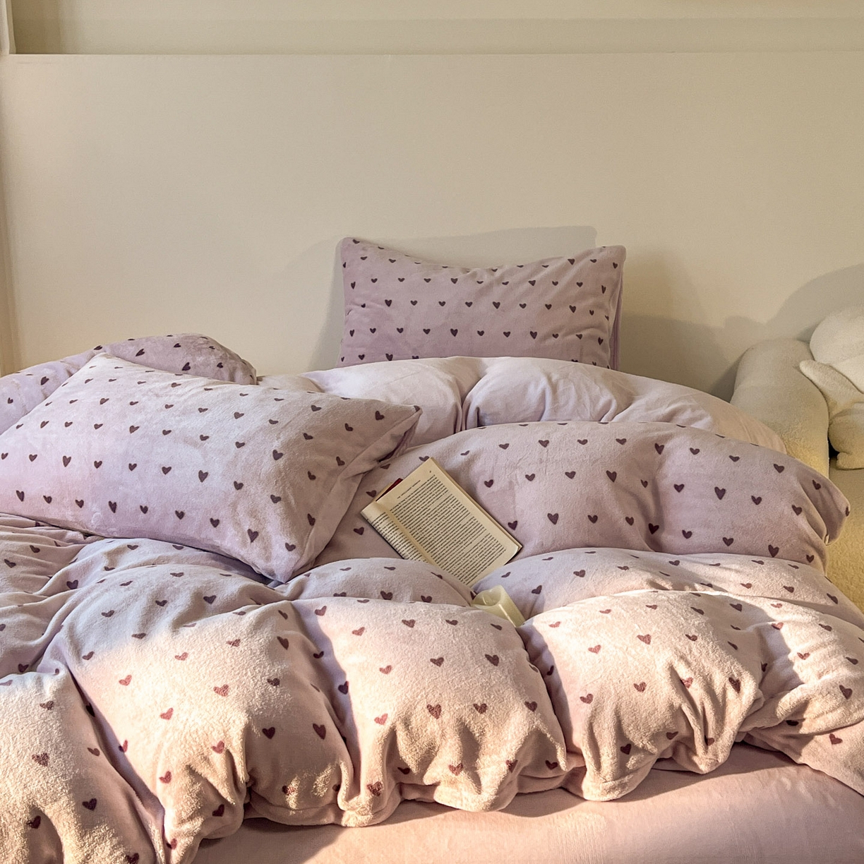 91家纺网 家纺一手货源 找家纺 思诺羽床笠 2025新款加厚牛奶绒印花四件套 紫爱心