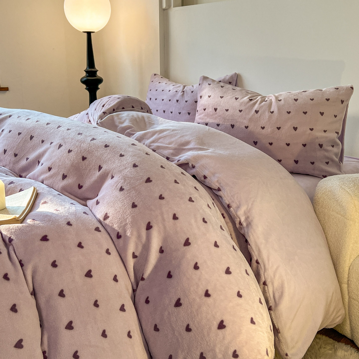 91家纺网 家纺一手货源 找家纺 思诺羽床笠 2025新款加厚牛奶绒印花四件套 紫爱心