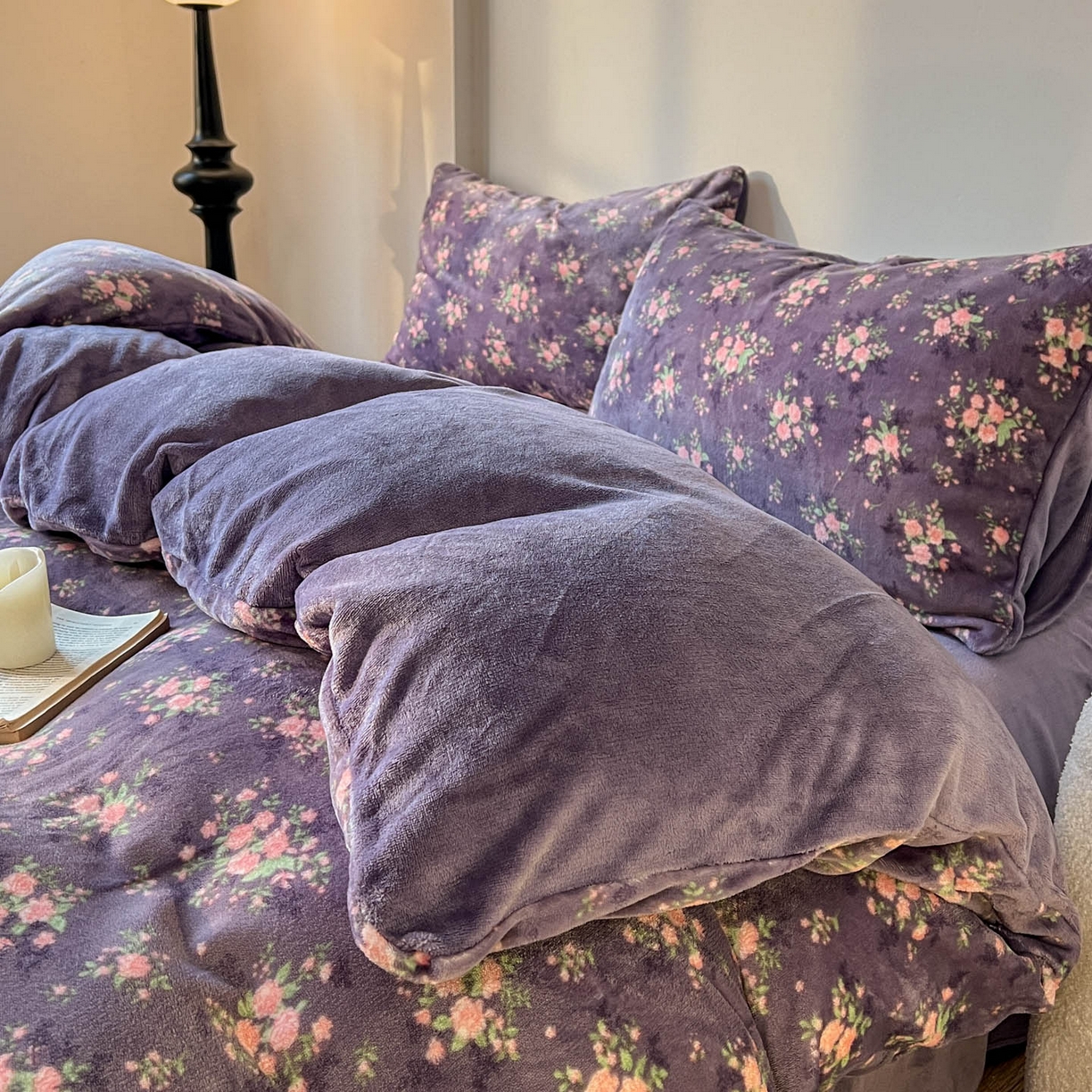 91家纺网 家纺一手货源 找家纺 思诺羽床笠 2025新款加厚牛奶绒印花四件套 紫韵