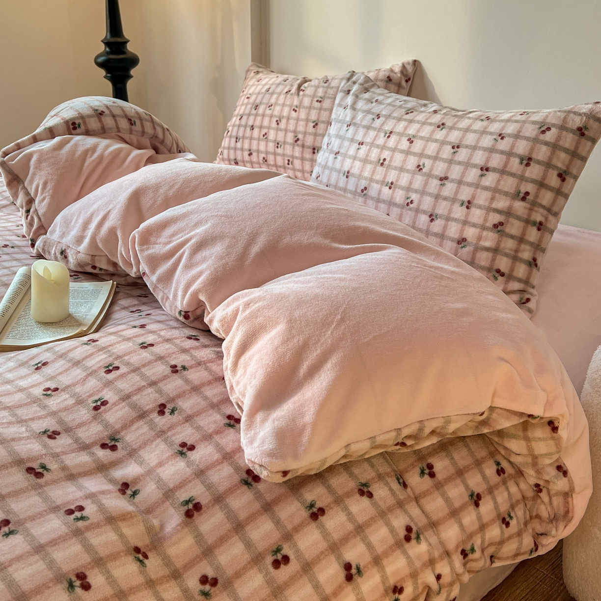 91家纺网 家纺一手货源 找家纺 思诺羽床笠 2025新款加厚牛奶绒印花四件套 樱语