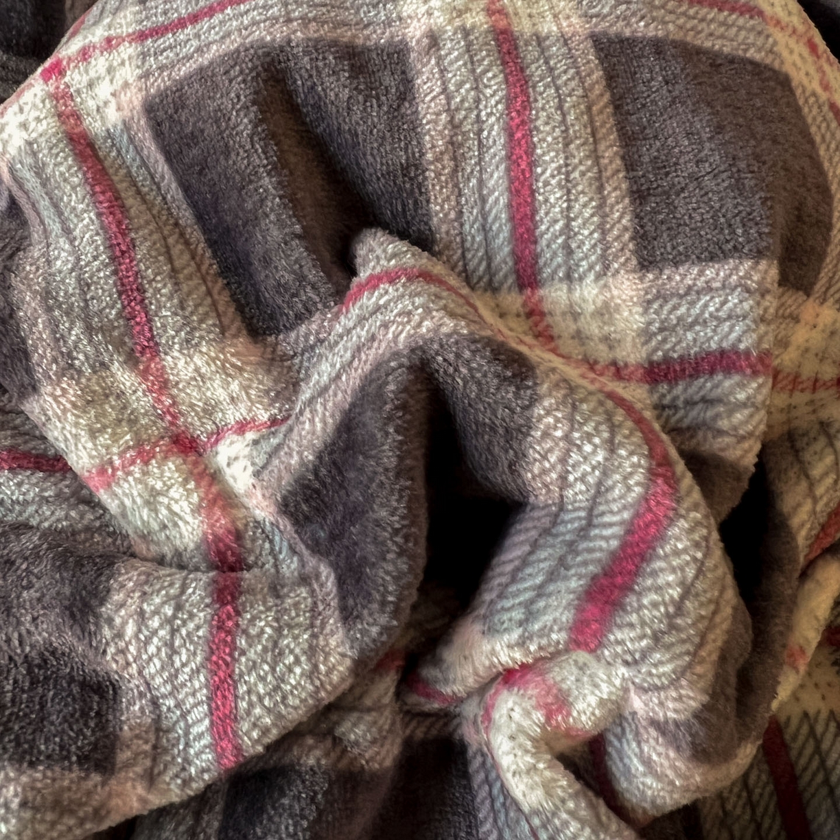 91家纺网 家纺一手货源 找家纺 思诺羽床笠 2025新款加厚牛奶绒印花四件套 格棕