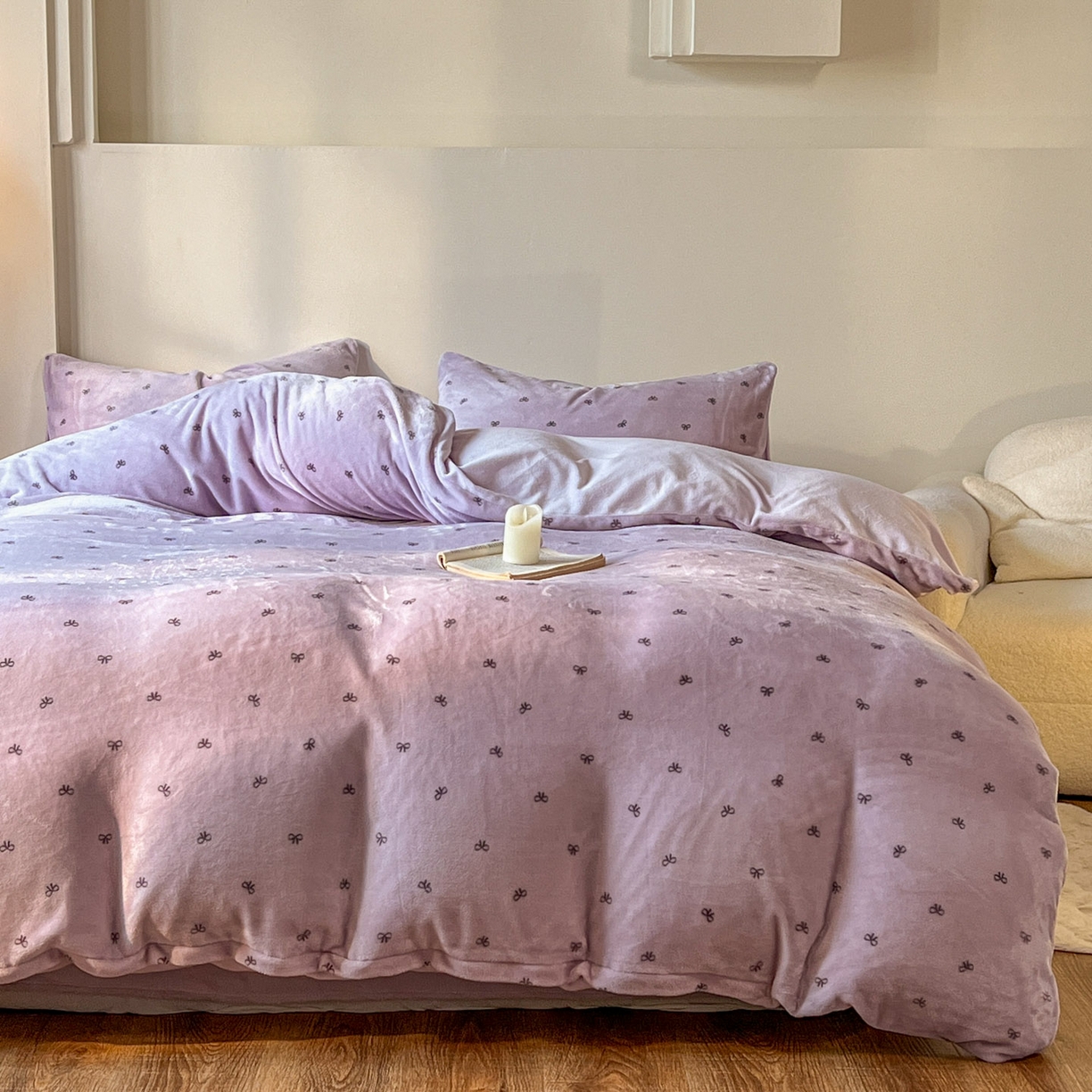 91家纺网 家纺一手货源 找家纺 思诺羽床笠 2025新款加厚牛奶绒印花四件套 紫蝶