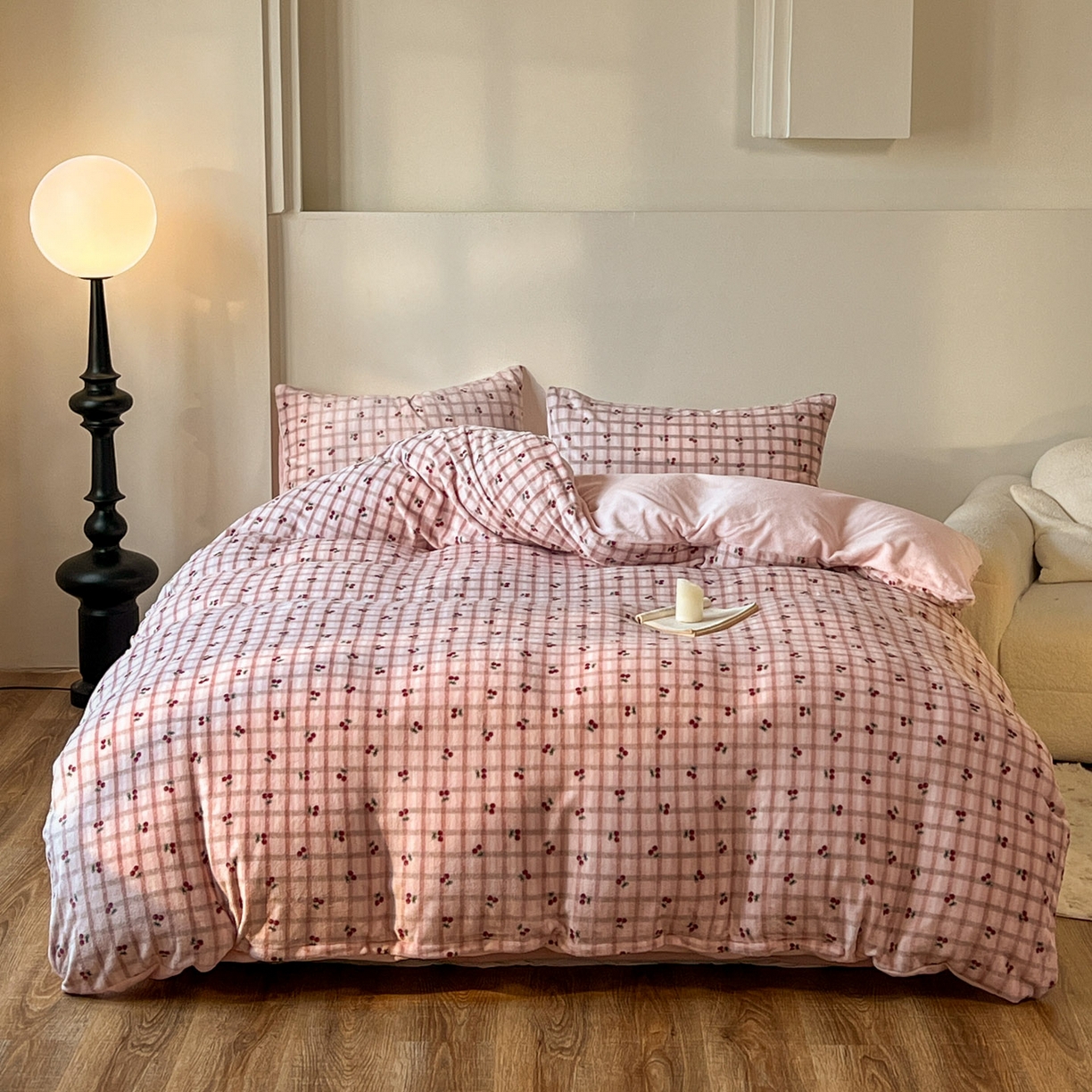 91家纺网 家纺一手货源 找家纺 思诺羽床笠 2025新款加厚牛奶绒印花四件套 樱语