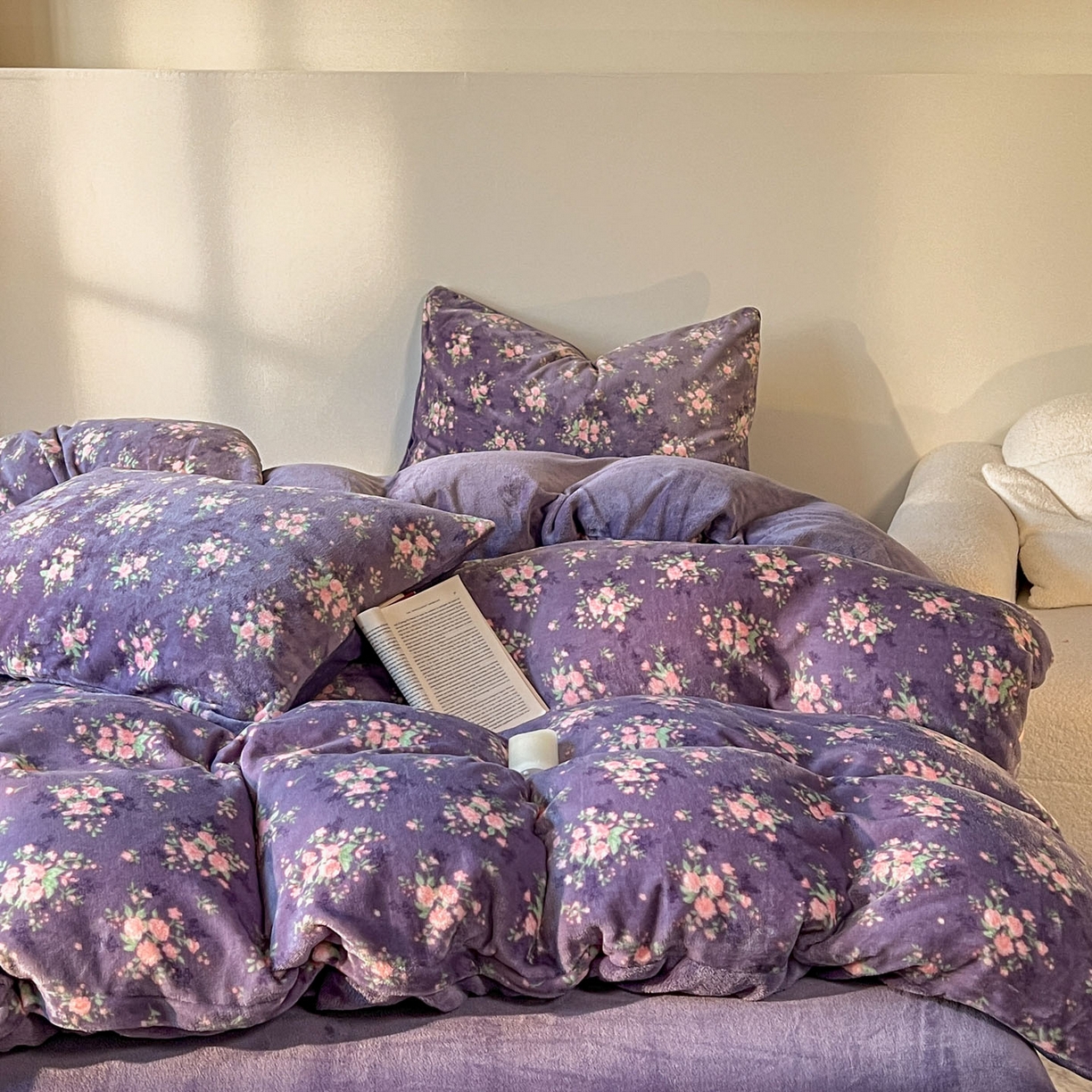 91家纺网 家纺一手货源 找家纺 思诺羽床笠 2025新款加厚牛奶绒印花四件套 紫韵