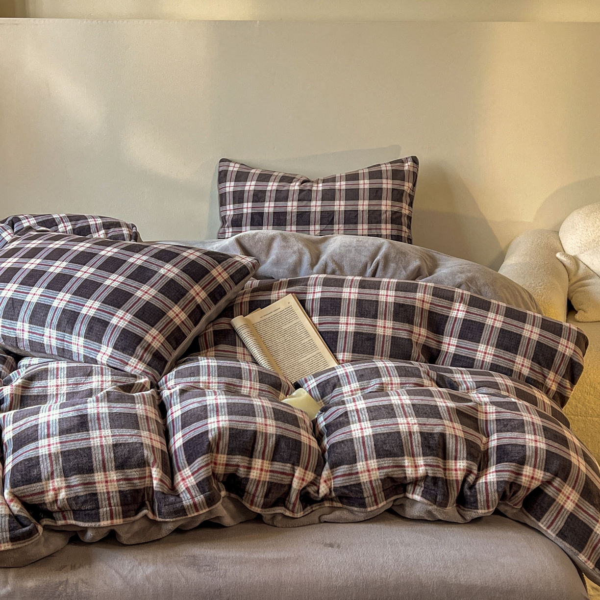 91家纺网 家纺一手货源 找家纺 思诺羽床笠 2025新款加厚牛奶绒印花四件套 格棕