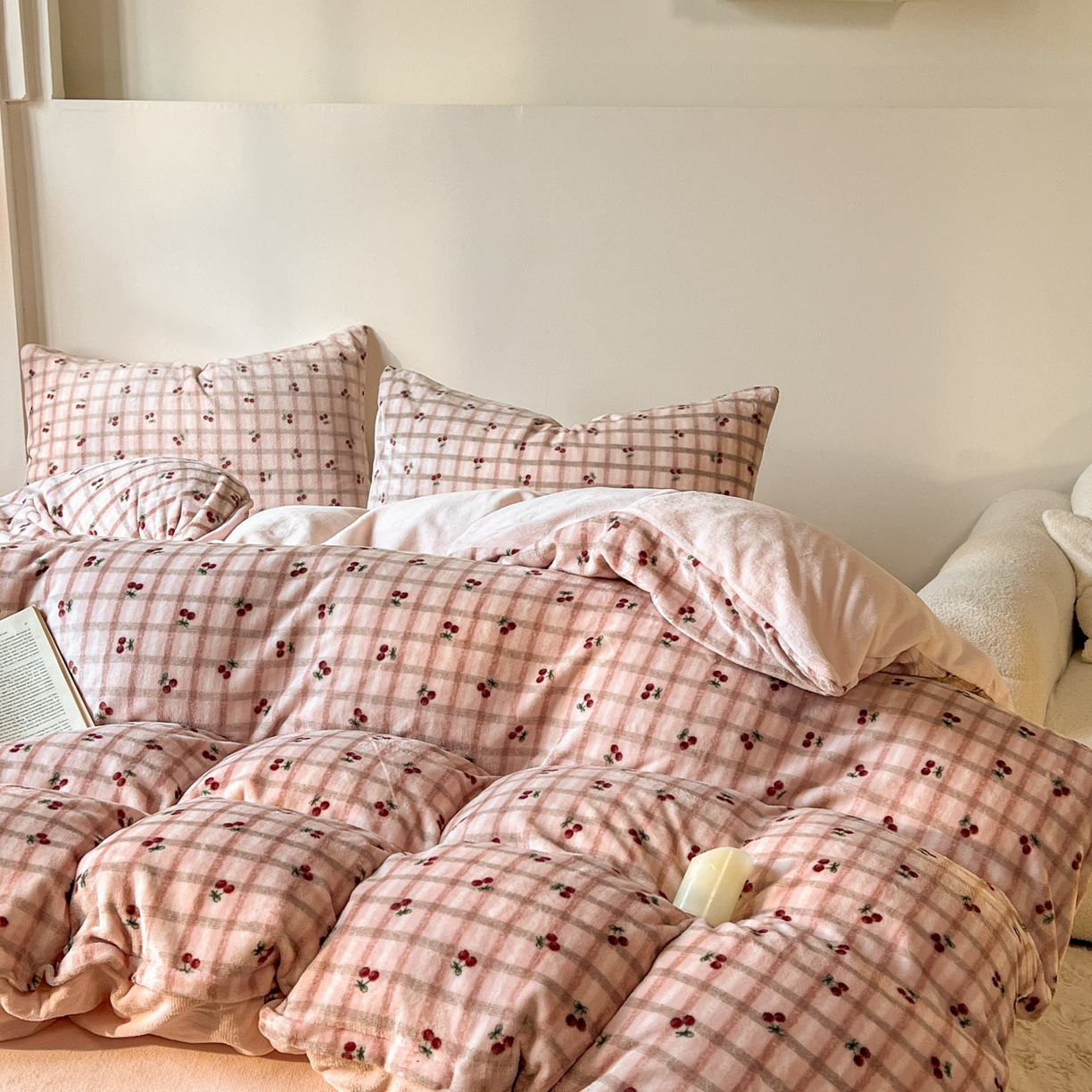 91家纺网 家纺一手货源 找家纺 思诺羽床笠 2025新款加厚牛奶绒印花四件套 樱语