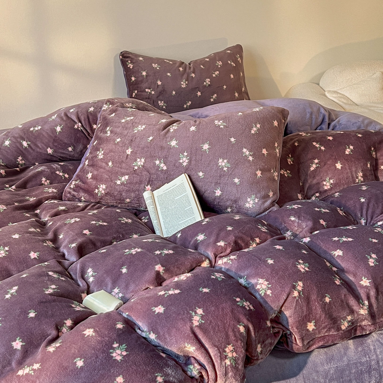 91家纺网 家纺一手货源 找家纺 思诺羽床笠 2025新款加厚牛奶绒印花四件套 紫花绒梦