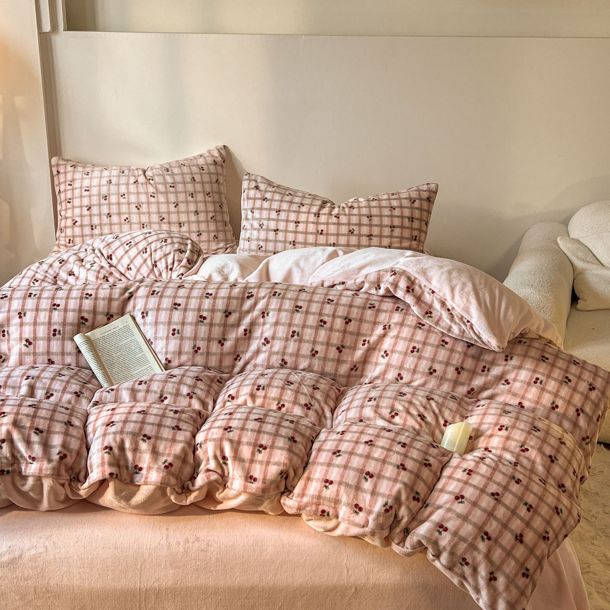 91家纺网 家纺一手货源 找家纺 思诺羽床笠 2025新款加厚牛奶绒印花四件套 樱语