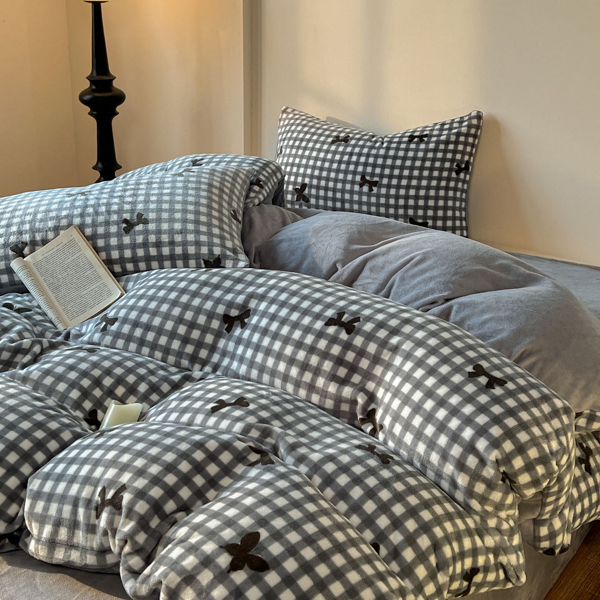 91家纺网 家纺一手货源 找家纺 思诺羽床笠 2025新款加厚牛奶绒印花四件套 绒格蝶梦