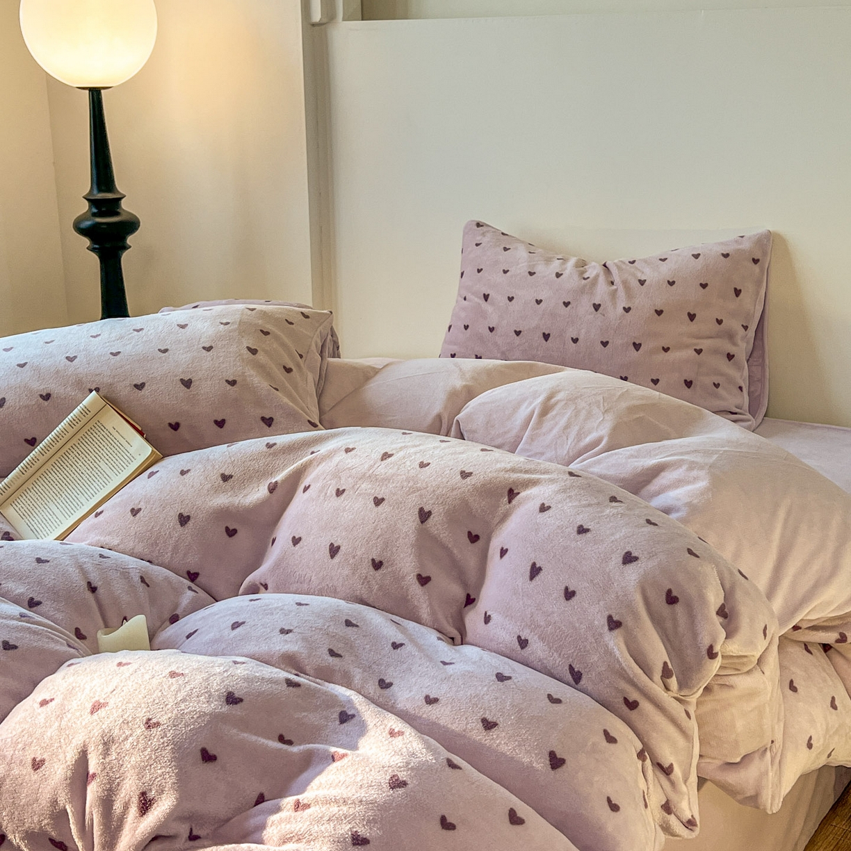 91家纺网 家纺一手货源 找家纺 思诺羽床笠 2025新款加厚牛奶绒印花四件套 紫爱心