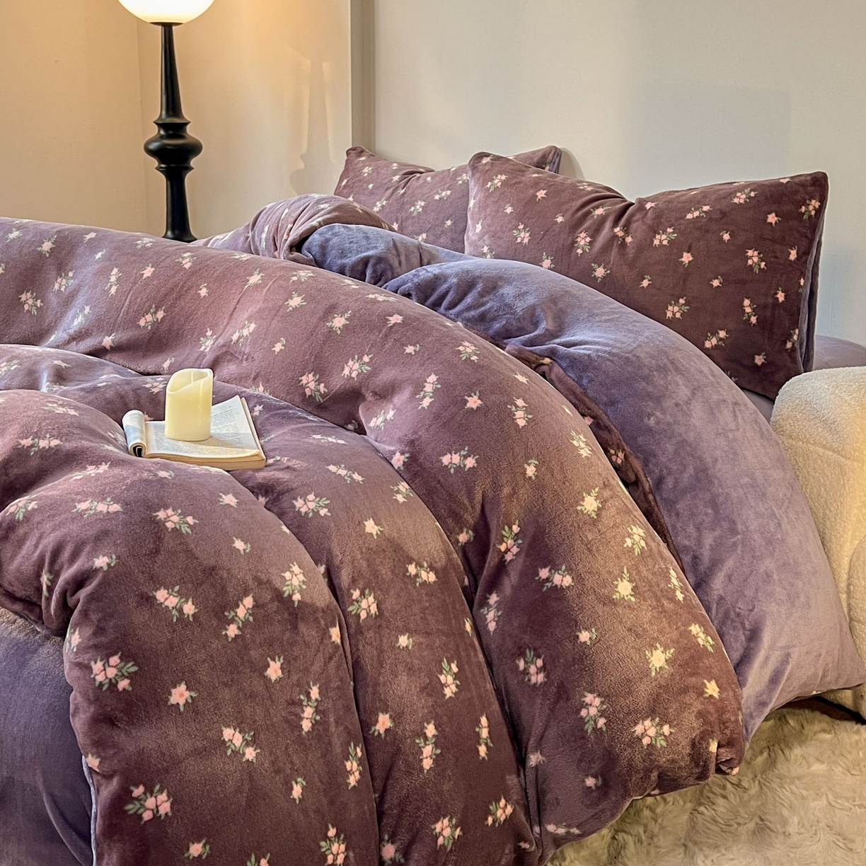 91家纺网 家纺一手货源 找家纺 思诺羽床笠 2025新款加厚牛奶绒印花四件套 紫花绒梦