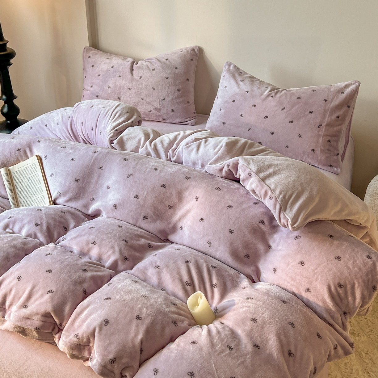 91家纺网 家纺一手货源 找家纺 思诺羽床笠 2025新款加厚牛奶绒印花四件套 紫蝶