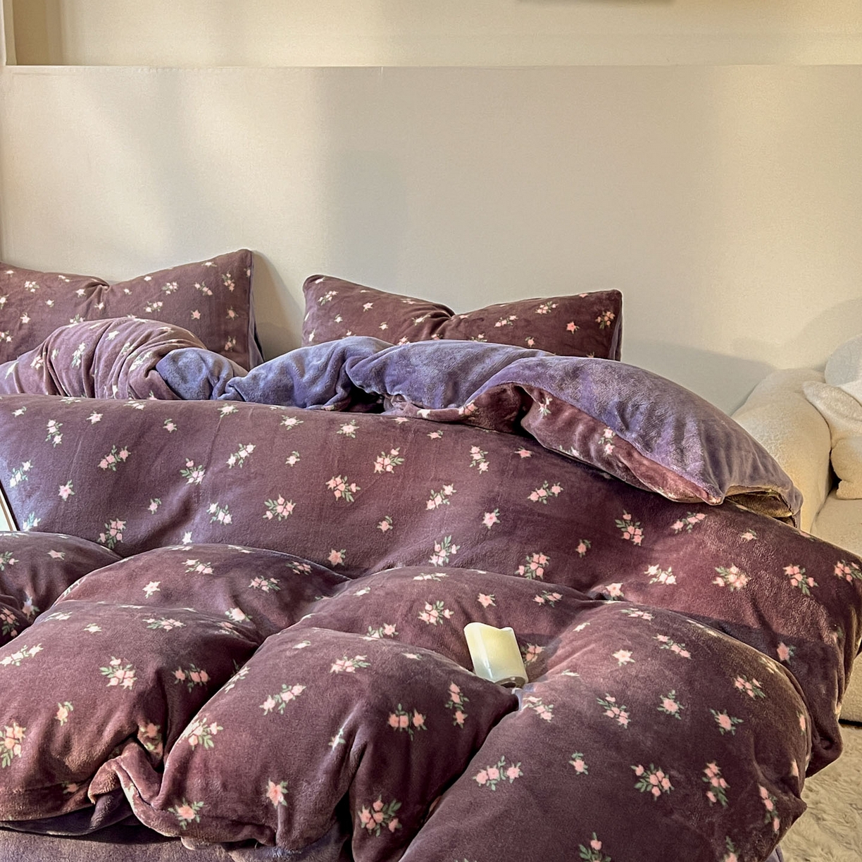 91家纺网 家纺一手货源 找家纺 思诺羽床笠 2025新款加厚牛奶绒印花四件套 紫花绒梦