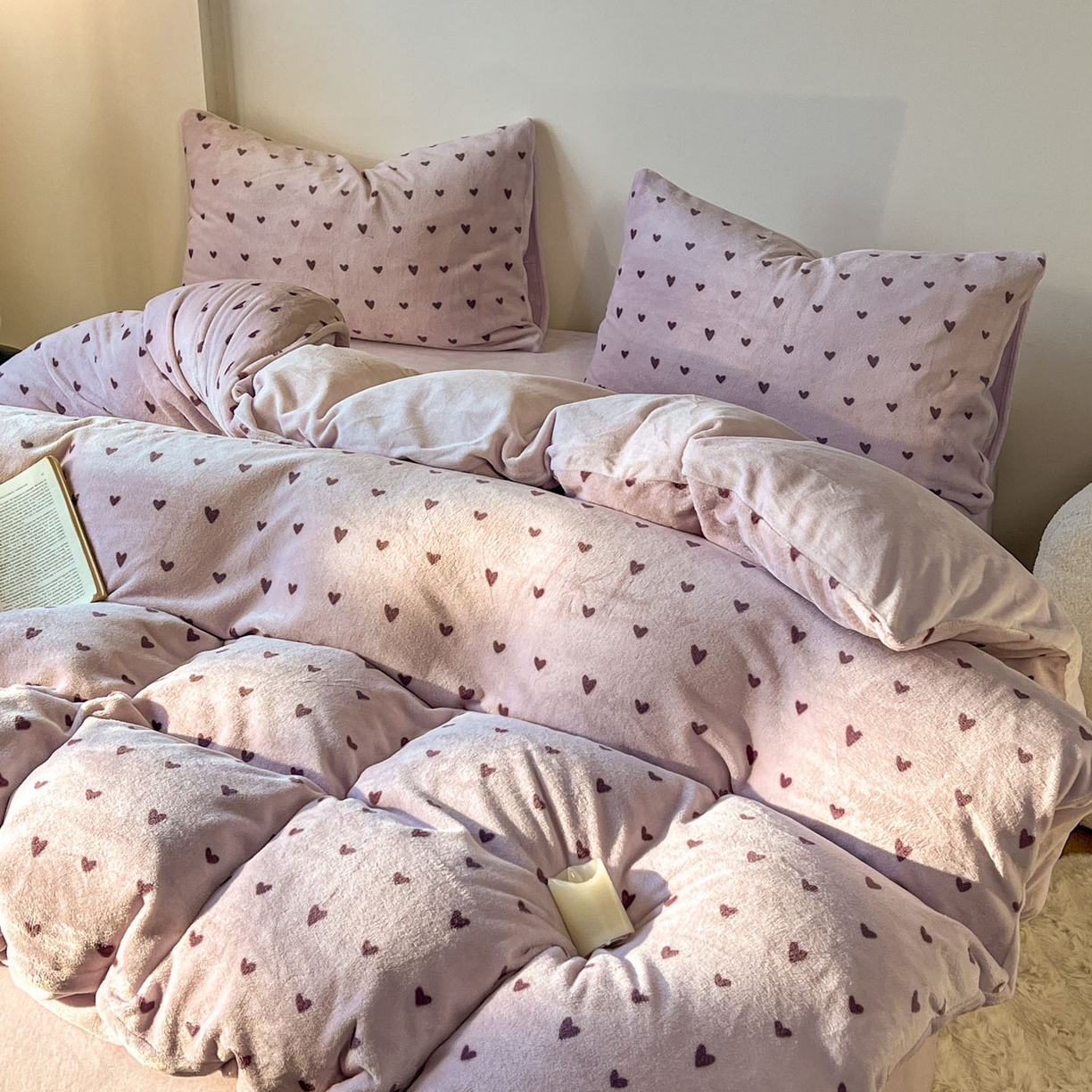 91家纺网 家纺一手货源 找家纺 思诺羽床笠 2025新款加厚牛奶绒印花四件套 紫爱心