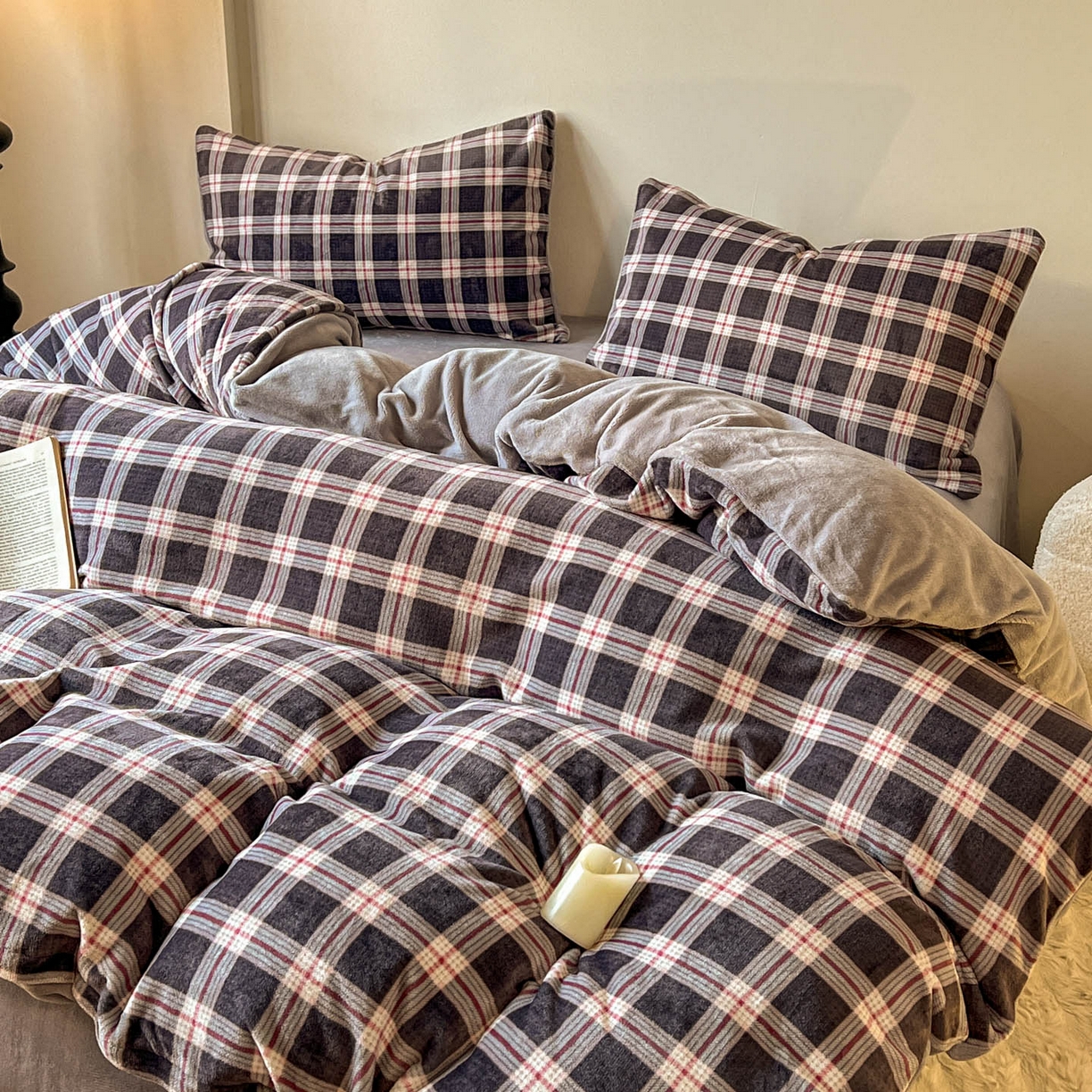 91家纺网 家纺一手货源 找家纺 思诺羽床笠 2025新款加厚牛奶绒印花四件套 格棕