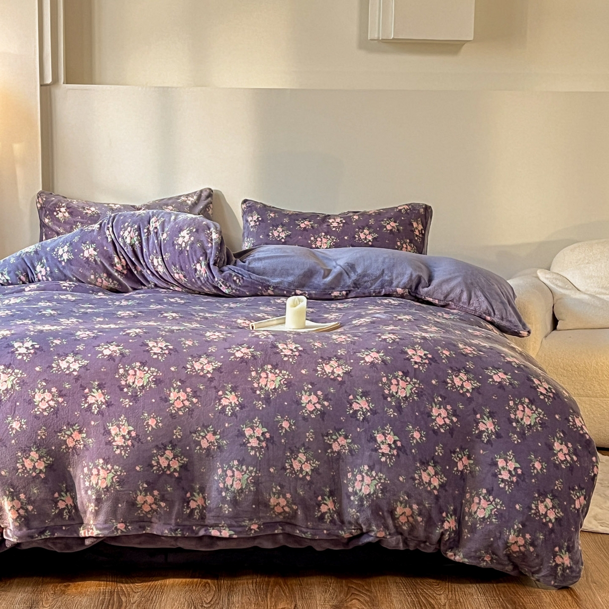 91家纺网 家纺一手货源 找家纺 思诺羽床笠 2025新款加厚牛奶绒印花四件套 紫韵