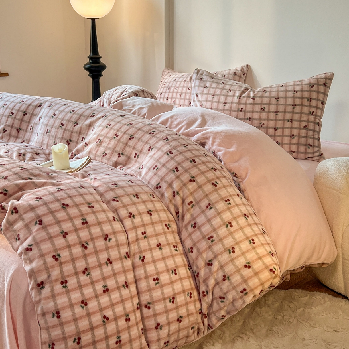 91家纺网 家纺一手货源 找家纺 思诺羽床笠 2025新款加厚牛奶绒印花四件套 樱语