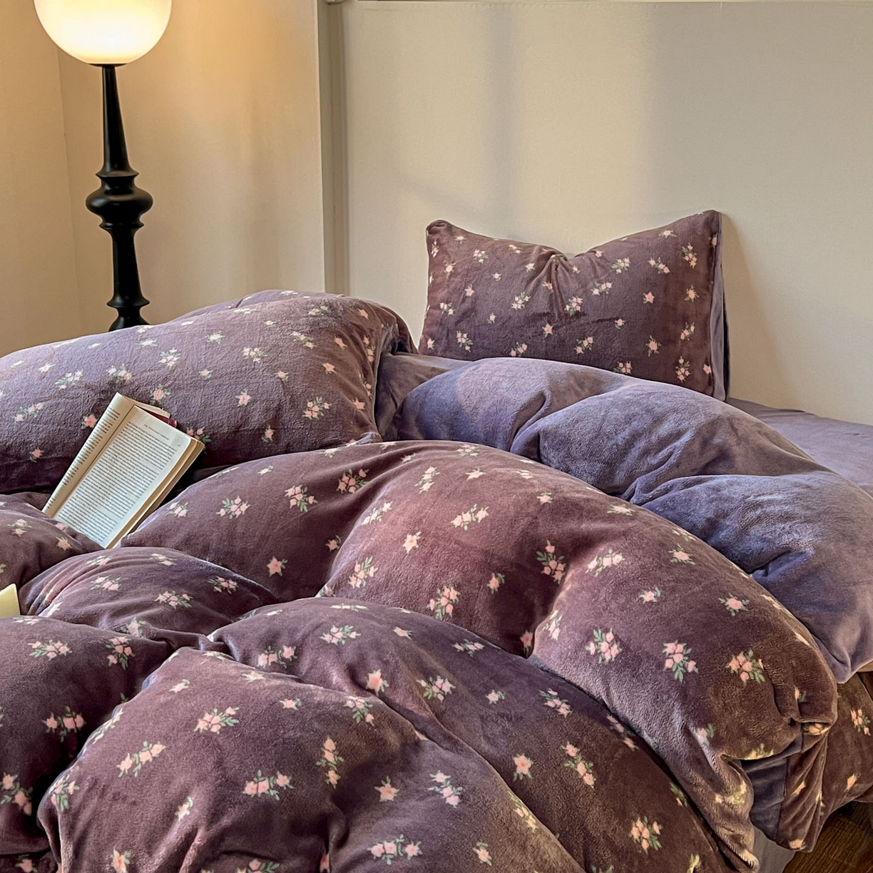 91家纺网 家纺一手货源 找家纺 思诺羽床笠 2025新款加厚牛奶绒印花四件套 紫花绒梦