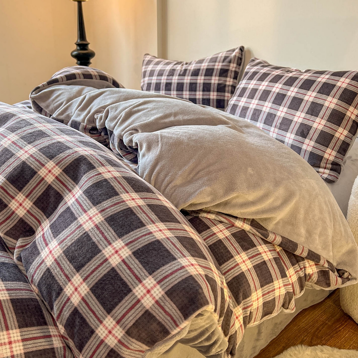 91家纺网 家纺一手货源 找家纺 思诺羽床笠 2025新款加厚牛奶绒印花四件套 格棕