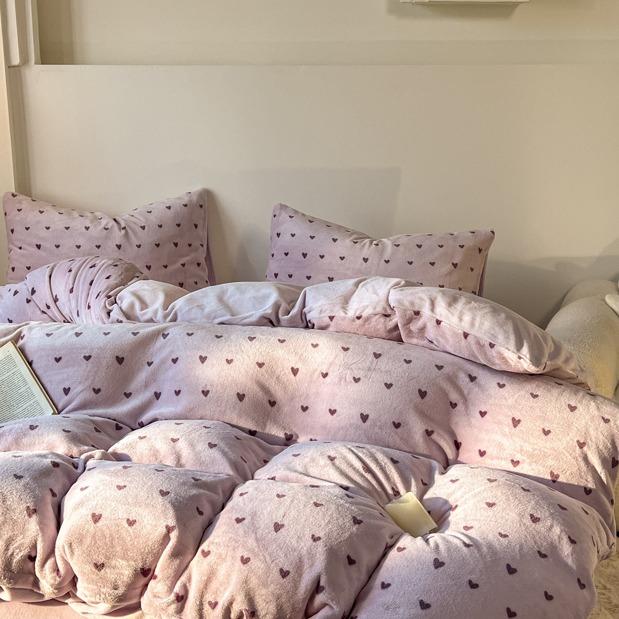 91家纺网 家纺一手货源 找家纺 思诺羽床笠 2025新款加厚牛奶绒印花四件套 紫爱心