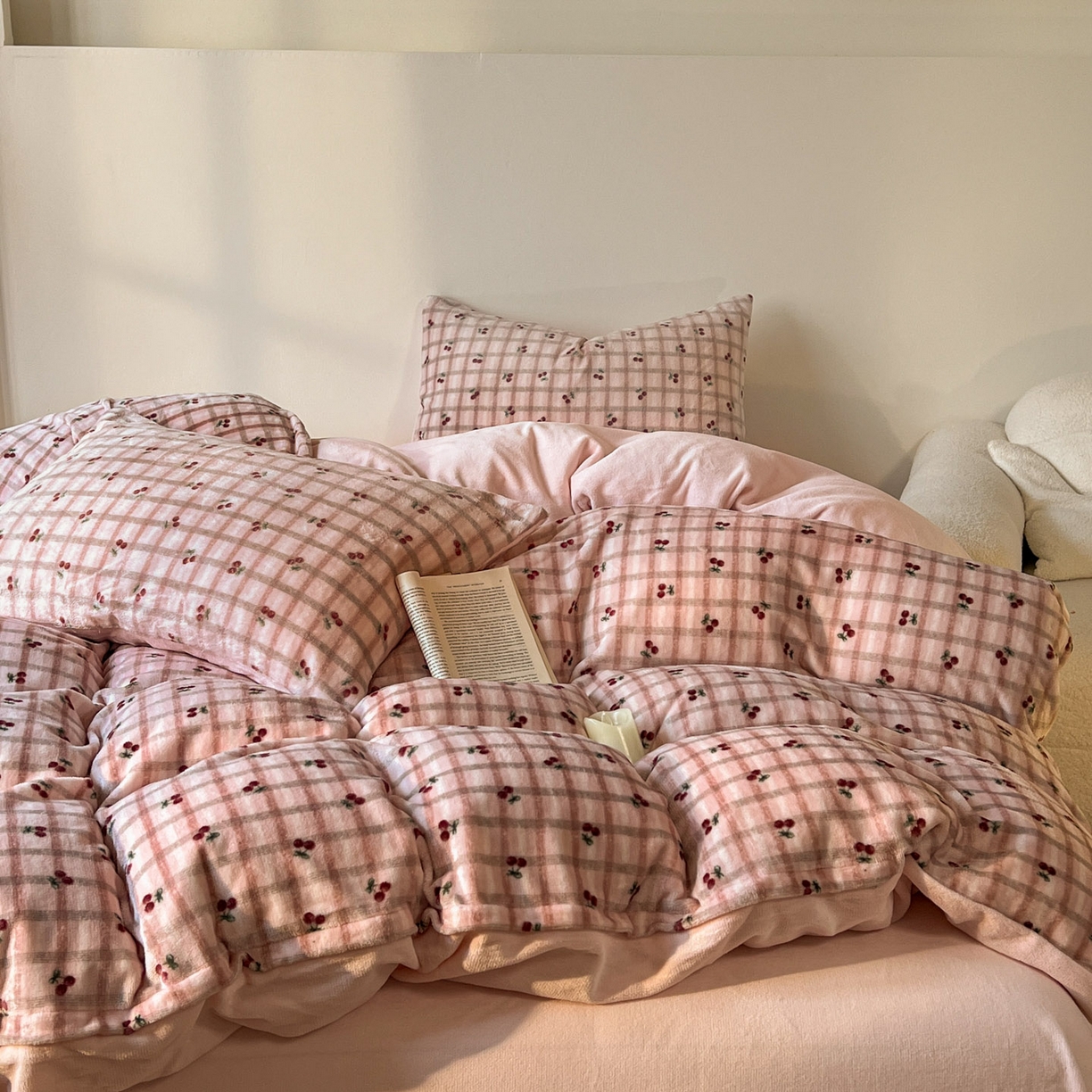 91家纺网 家纺一手货源 找家纺 思诺羽床笠 2025新款加厚牛奶绒印花四件套 樱语