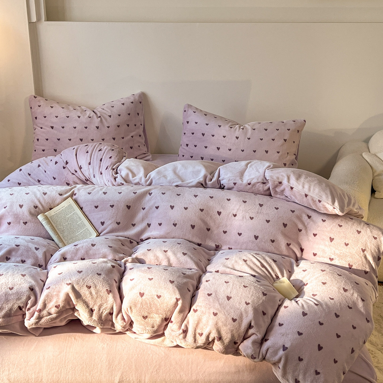 91家纺网 家纺一手货源 找家纺 思诺羽床笠 2025新款加厚牛奶绒印花四件套 紫爱心