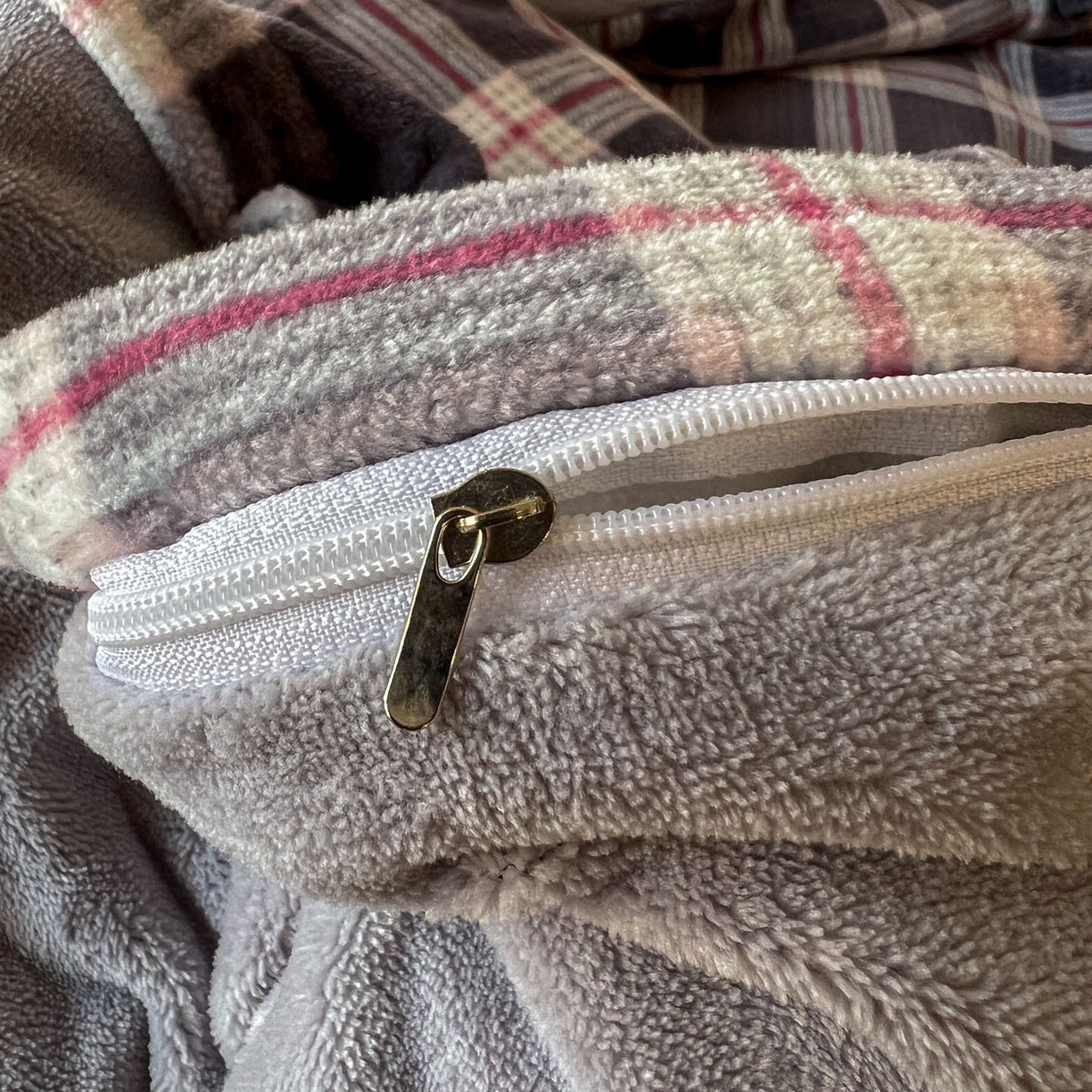 91家纺网 家纺一手货源 找家纺 思诺羽床笠 2025新款加厚牛奶绒印花四件套 格棕