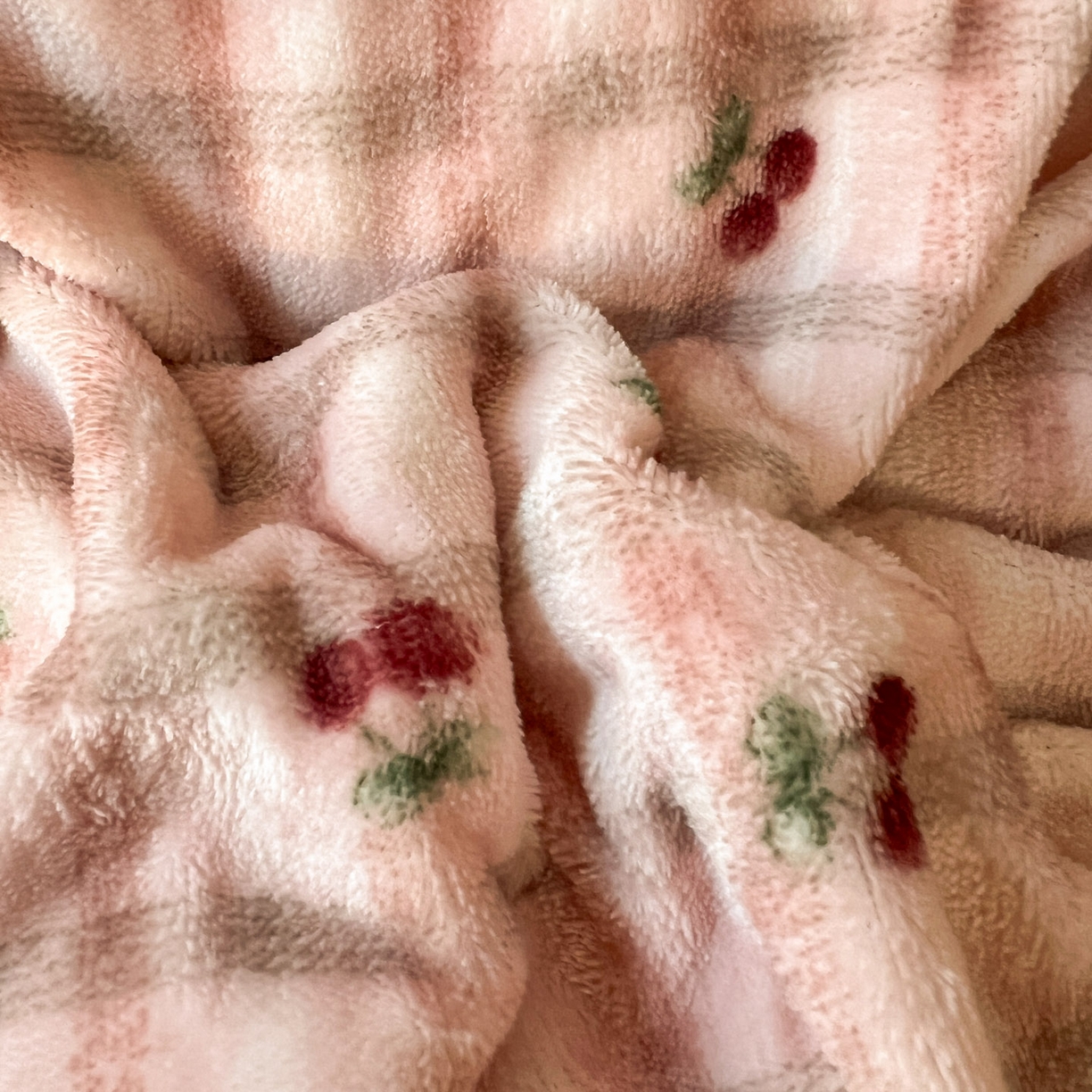 91家纺网 家纺一手货源 找家纺 思诺羽床笠 2025新款加厚牛奶绒印花四件套 樱语