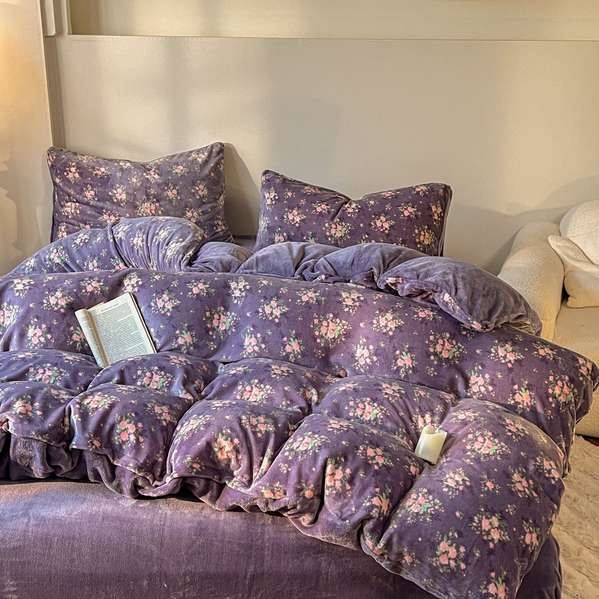 91家纺网 家纺一手货源 找家纺 思诺羽床笠 2025新款加厚牛奶绒印花四件套 紫韵