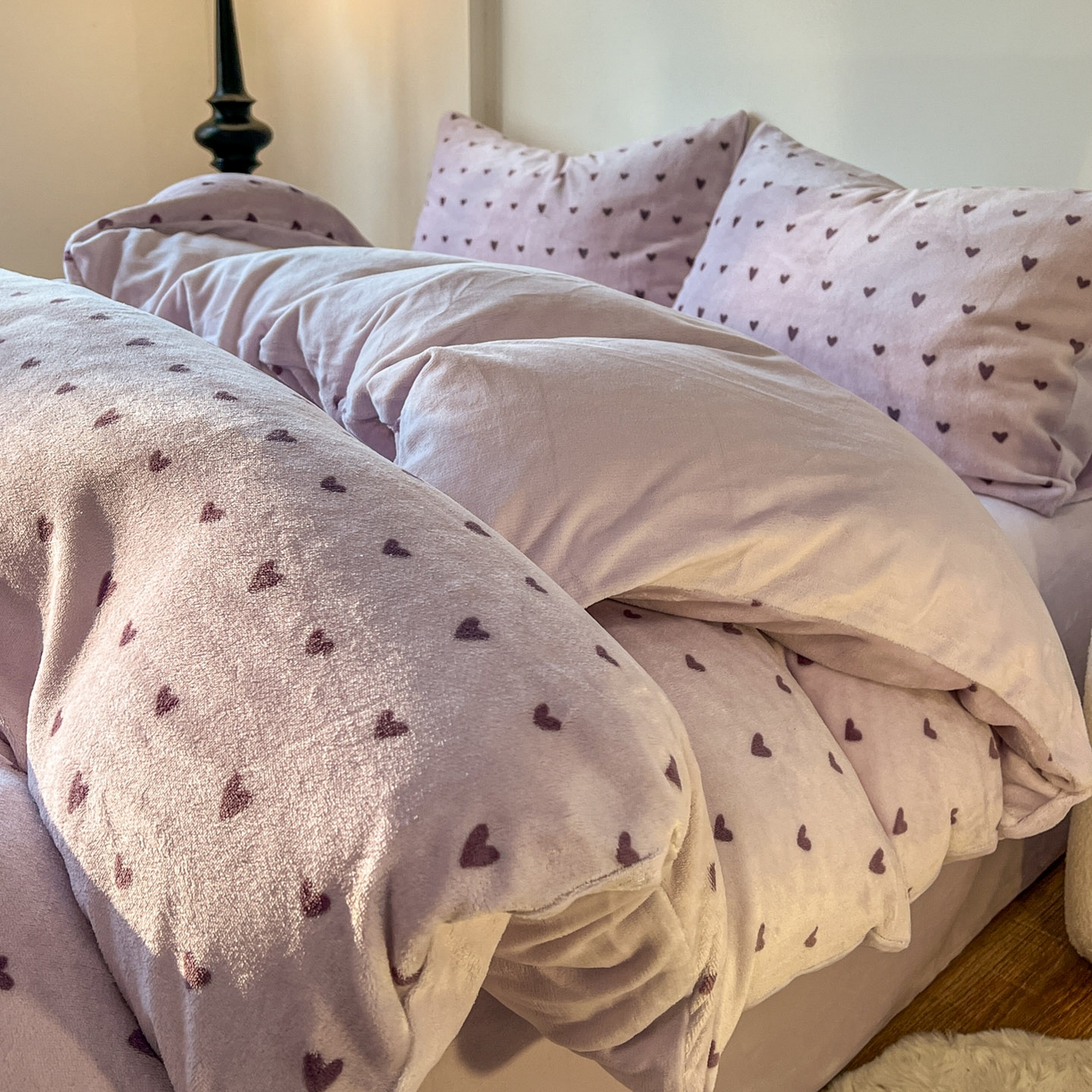 91家纺网 家纺一手货源 找家纺 思诺羽床笠 2025新款加厚牛奶绒印花四件套 紫爱心