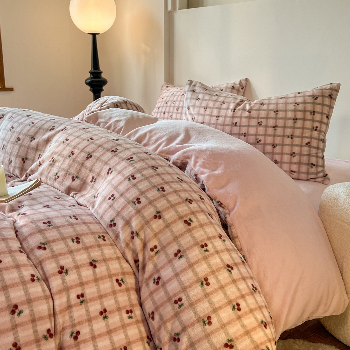 91家纺网 家纺一手货源 找家纺 思诺羽床笠 2025新款加厚牛奶绒印花四件套 樱语