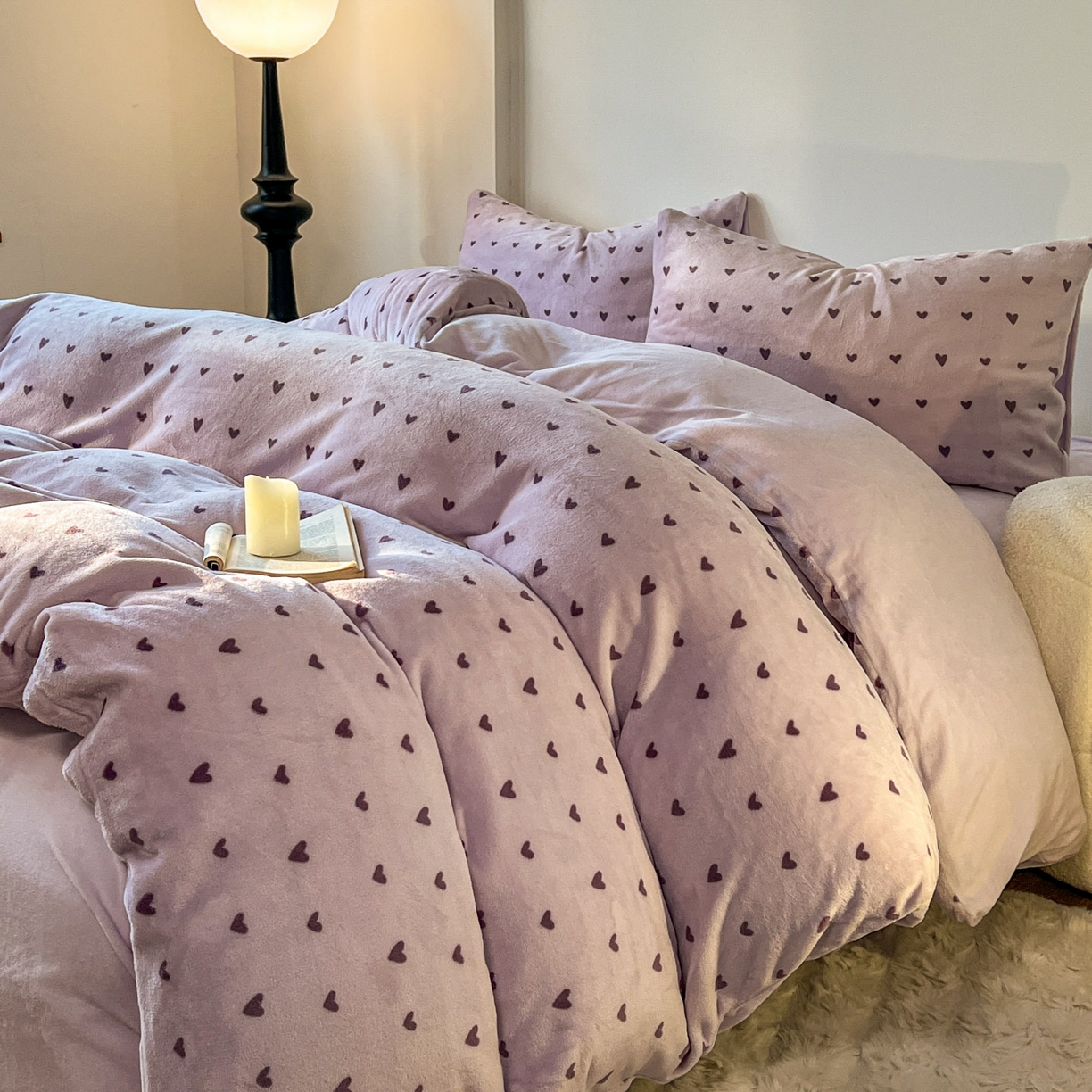 91家纺网 家纺一手货源 找家纺 思诺羽床笠 2025新款加厚牛奶绒印花四件套 紫爱心